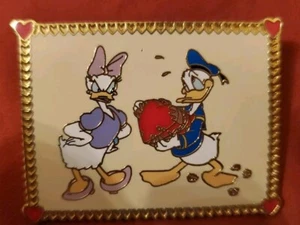 Disney Auktionen Pin Valentinstag 2004 Donald Duck & Daisy LE 500 Herz Süßigkeiten - Bild 1 von 13