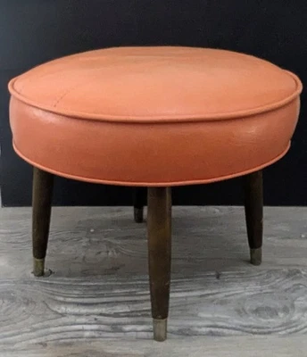 Reposapiés Mid Century Moderno Redondo Naranja Vinilo Madera Patas Vintage 17" Foto 1 de 4