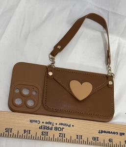 Funda de teléfono marrón con bolsillo en el corazón para Apple iPhone 13 Pro Max con muñeca - Imagen 1 de 4