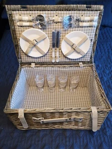Schöner großer gefütterter Picknickkorb aus Weide für 4 Personen mit Zubehör 54 x 38 x 26 cm - Bild 1 von 9