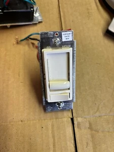 1 atenuador Leviton Sureslide 6674 con interruptor preestablecido, almendra clara - Imagen 1 de 4
