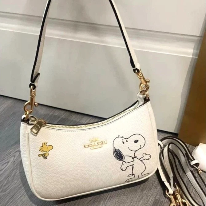 CBJ76 COACH x PEANUTS Giz Multi Teri Bolsa de Ombro Snoopy Outlet Produtos Nova Com Etiqueta - Imagem 1 de 4