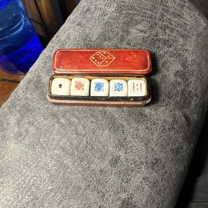 5er SET VINTAGE POKER WÜRFEL ~ ORIGINAL ROTES KALBSLEDER GOLD GEPRÄGTES ETUI - Bild 1 von 10