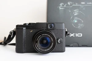 Fujifilm X10 12MP Digitalkamera, schwarz, inkl. Lederetui (braun) - Top Zustand! - Bild 1 von 6