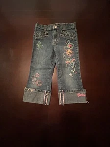 BARBIE AVENUE EMBROIDERED FLOWERS BUTTERFLY HEARTS DENIM CAPRI JEANS SIZE 6 - Picture 1 of 2
