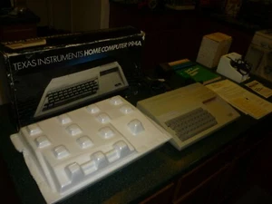 Sistema de juegos de computadora para el hogar Texas Instruments TI-99/4A en caja original, ¡funciona! - Imagen 1 de 6