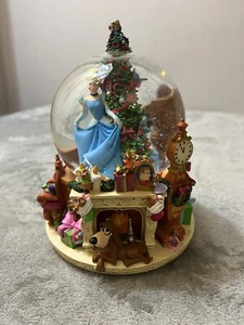 Disney Cenicienta Navidad Caja de Música Globo de Nieve Reproduce Deck the Halls Colección - Imagen 1 de 10