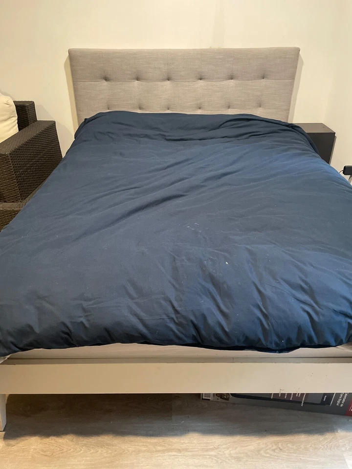 Marco de cama tamaño queen West Elm usado Foto 1 de 1