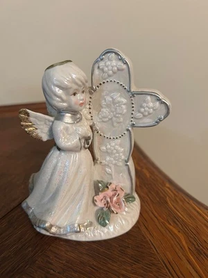 Estatuilla de cerámica de ángel y cruz iridiscente Foto 1 de 4