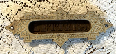 Ranura para puerta de buzón de carta antigua vintage con solapa cargada por resorte Foto 1 de 4