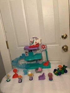 Fisher-Price Bubble Guppies Centro de Chequeo Hospital con Sonidos y Accesorios - Imagen 1 de 11
