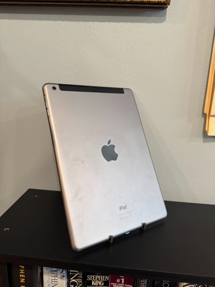 Apple iPad Air (1st Generation) A1474 16 GB, Wi-Fi, 9.7 in - Space Gray - Image 1 of 4