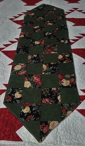 Handgefertigter grün & schwarz Blumendruck gesteppter Tischläufer - 13,25" mal 49" - Bild 1 von 3