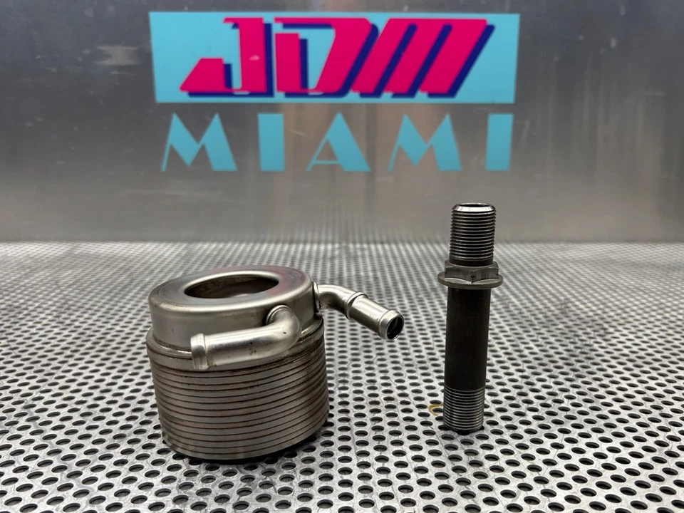 Enfriador de aceite de motor Subaru WRX STI 2015-2021 2,5 L con conjunto de pernos original OEM Foto 1 de 3