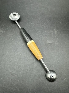 Vintage EKCO A & J Wood Handle Stainless Melon Ball Baller Scoop 8 Inch - Foto 1 di 4