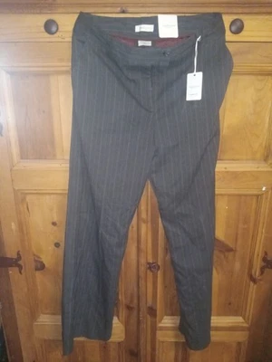 Van Huesen Extensible Pant Size 10 Plaid Gray Black White Straight Leg - Image 1 of 3