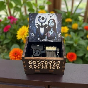 Mini caja de música de madera de cuerda hecha a mano “Pesadilla antes de Navidad”. - Imagen 1 de 2