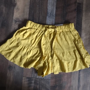 So Marke Teen Juniors Gr. Medium senfgelb kurze Shorts Rüsche Neu mit Etikett (B - Bild 1 von 4