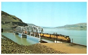 UNION PACIFIC RR DIESEL FREIGHT PASSES COLUMBIA RIVER.VTG RAILROAD POSTCARD*B1 - Picture 1 of 2