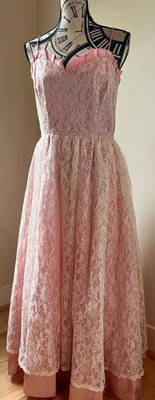 Vestido de formatura 1980 sem marca renda rosa e acabamento de cetim rosa vintage tamanho 13-14 LEIA - Imagem 1 de 4