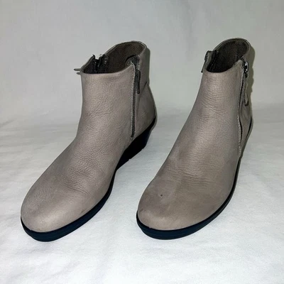 Bota Gris Ecco Gamuza Tobillo Punta Redonda Mujer 8-8.5 Cremallera Lateral Cuña Talla 39  Foto 1 de 4