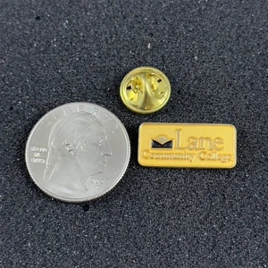 Pinback Lane Community College Eugene Oregon tono dorado #52280 - Imagen 1 de 3