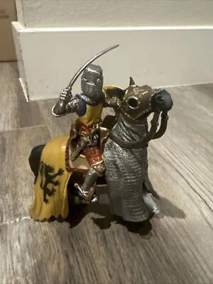 Schleich Mundo de Caballeros: Caballero Azul Amarillo Sobre Caballo Cota de Malla, León sobre Escudo Foto 1 de 4