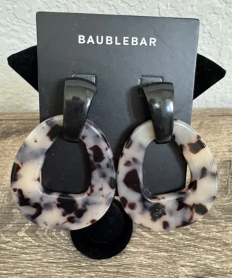 Pendientes de resina Shailey Baublebar en tortuga Foto 1 de 4