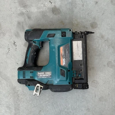 MAKITA XNB01 18V LXT CLAVADORA INALÁMBRICA 2" BRAD CALIBRE 18 (SOLO HERRAMIENTA) USADA. Foto 1 de 2
