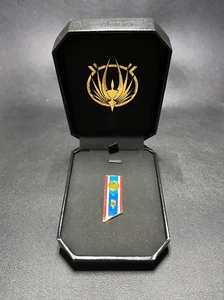 *NUEVO* Pin de solapa de bandera Battlestar Galactica para Caprica V2 (con caja de exhibición) - Imagen 1 de 2