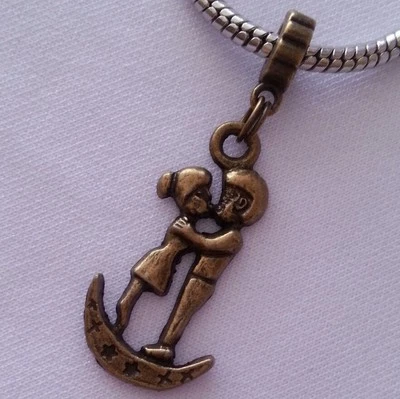 Besando amantes en la luna bronce colgante dije cuentas se adapta a pulsera/collar europeo Foto 1 de 2