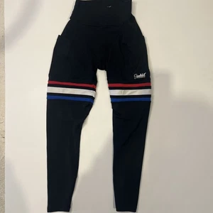 Bombshell Sportswear schwarz gestreifte Scrunch Butt Leggings Größe S gebraucht, in einwandfreiem Zustand - Bild 1 von 5