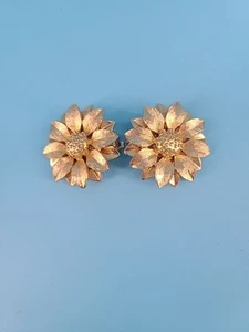 Pendientes de clip de flores Sarah Coventry vintage ~ "pétalos de satén" tono dorado, 1964 - Imagen 1 de 3
