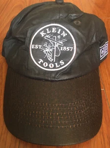 Gorra de béisbol Klein Tools ajustable con correa de sujeción automática negra - Imagen 1 de 3