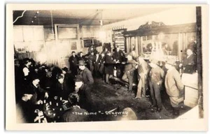 RPPC "The Nome" Bar SKAGWAY Alaska Saloon Pokerspiel 1920er seltene Foto Postkarte - Bild 1 von 2