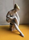 Figurine en porcelaine d'une ballerine sur une chaise vintage soviétique...