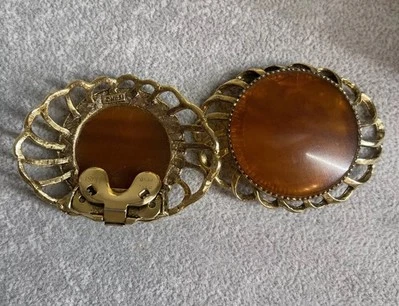 2 ВИНТАЖНЫЕ/АНТИКВАРНЫЕ ПРЯЖКИ ДЛЯ ОБУВИ/ЗАЖИМЫ ДЛЯ ОБУВИ СООТВЕТСТВУЮЩИЕ ПАРА С ПОДПИСЬЮ MUSI, PAT. PEND. - Изображение 1 из 4