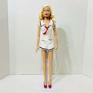 Muñeca Tonner 16" Platino Rubio Blanco Marinero Vestido Y Zapatos Rojos - Imagen 1 de 10