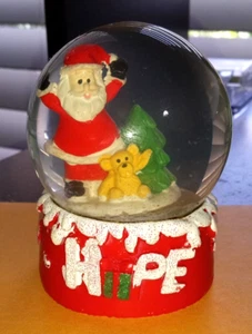 Globo de nieve miniatura Christmas Hope - Papá Noel con oso de peluche - Base roja - Imagen 1 de 3
