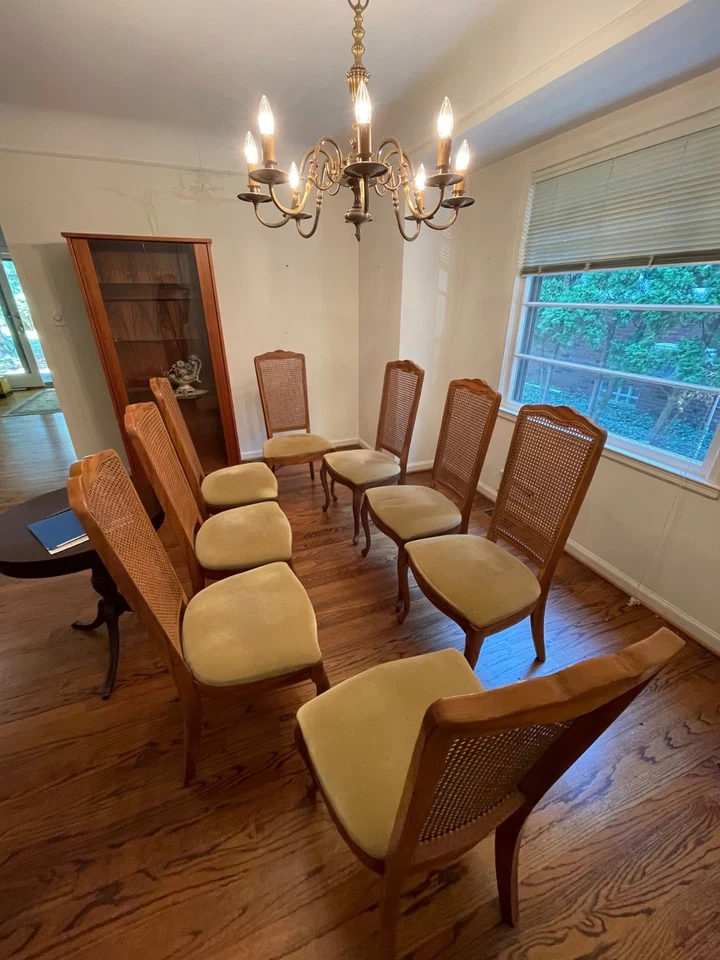 Juego de 8 sillas de comedor con respaldo de caña tejido, asiento tapizado, marco de madera tallada Foto 1 de 3