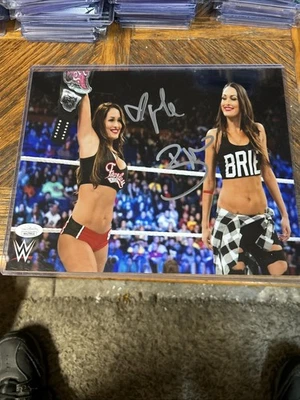 Foto 8x10 firmada por Brie Nikki de Bella Twins WWE certificada por la JSA Foto 1 de 2