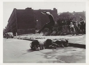 POSTAL Arthur Leipzig, Foto "Saltando sobre Barriles (Elephant Crawl)" 1943 COMO NUEVO - Imagen 1 de 1