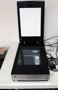 Skaner zdjęć Epson Perfection V700 z kablami - Zdjęcie 1 z 3