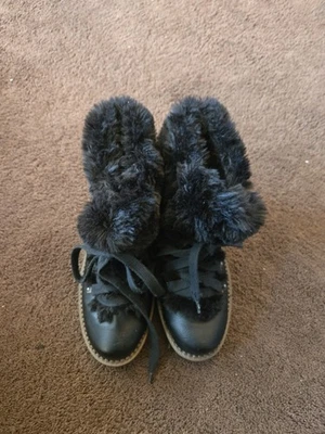 Botas femininas Easy Spirit tamanho 7.5 couro sintético preto com pele sintética e cadarços - Imagem 1 de 4