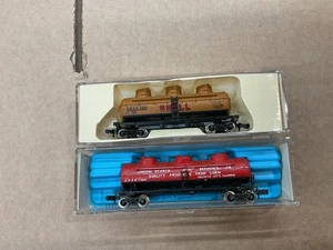 ATLAS N GAUGE TANKER CAR WAGONS 2X TRIPLE DOME TANK CARS SHELL OIL &UNION STARCH - Picture 1 of 5