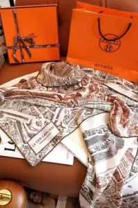 Hermes Scarf LA CITE CAVALIERE HERMES PARIS 140*140 cm women^s slit scarf stylis - Picture 1 of 4