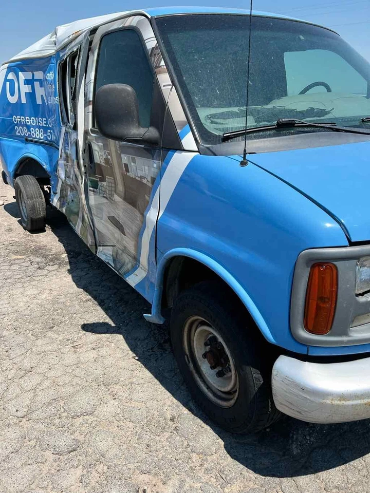 Used Left Rear Cargo Door Assembly Back fits: 2001 Chevrolet Express 2500 van w/ Foto 1 de 4