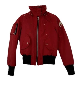 MOOSE KNUCKLES rote Daunenjacke mit Logostickerei Details sehr guter Zustand - Bild 1 von 12