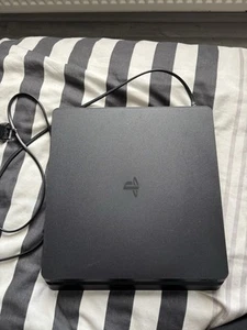 PS4 Slim 500GB Mit Rotem Ps4 Controller Und 4 Spiele - Bild 1 von 21