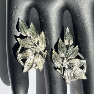 Orecchini Vintage Coro Silvertone Foglia Clip On Tipo Bottone Texturizzato Firmati - Foto 1 di 6